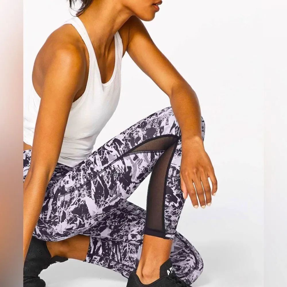 Lululemon Train Times
718 Pant; Size 6 Black and White Patterned Leggings. NWOT